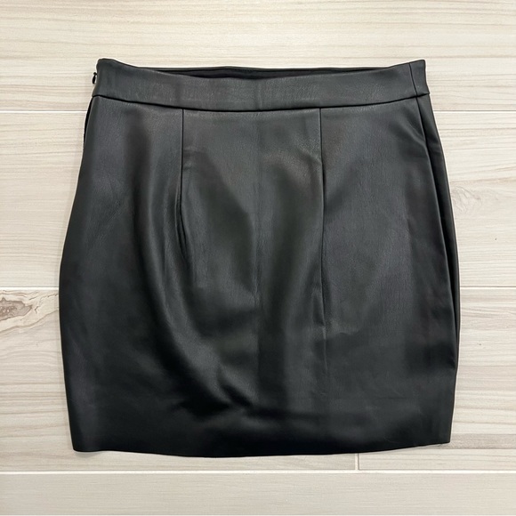 NWT Mini Skirt by Express, Black | Women’s Size 6 - Picture 4 of 6